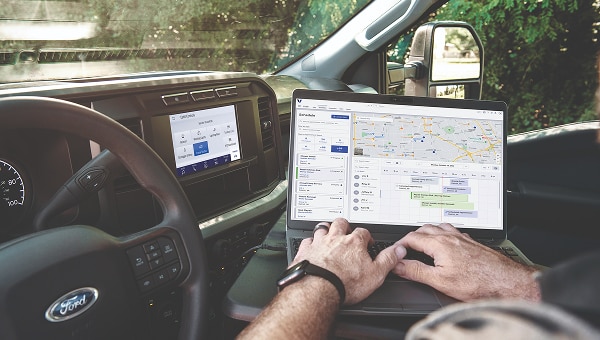 Interior de Ford Super Duty Chasis con un portátil sobre el volante, mostrando la cabina como espacio de trabajo.